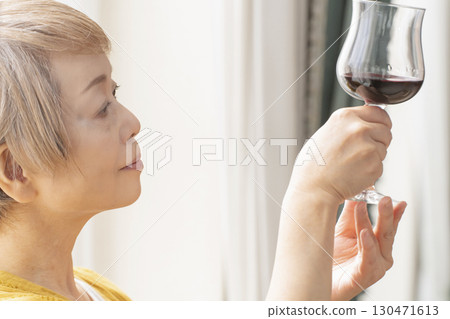 高級女士在客廳喝酒放鬆 高級女士在客廳喝酒放鬆 130471613