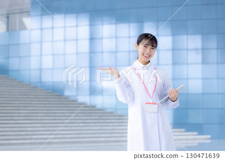 一位身穿白大褂的女子的肖像 一位身穿白大褂的女子的肖像 130471639