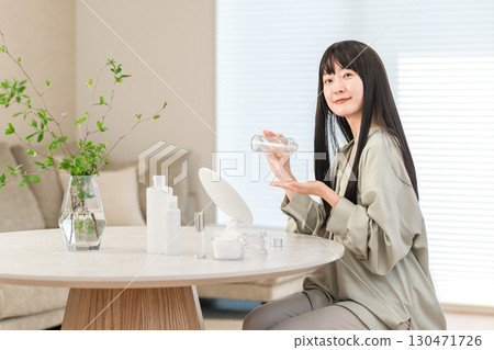 使用保養品滋潤肌膚的女性（乳液、卸妝液、抗衰老護理） 130471726