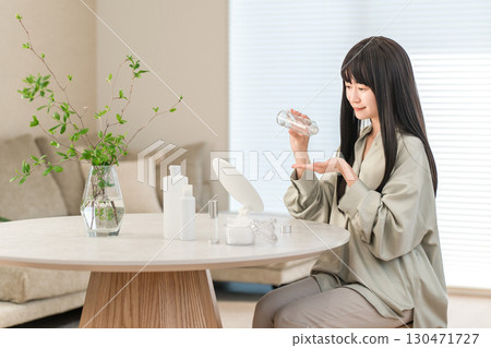 使用保養品滋潤肌膚的女性(乳液、卸妝液、抗衰老護理) 使用保養品滋潤肌膚的女性(乳液、卸妝液、抗衰老護理) 130471727