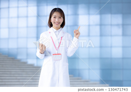 一位身穿白大褂的女子的肖像 130471743