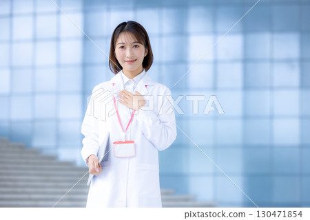 一位身穿白大褂的女子的肖像 一位身穿白大褂的女子的肖像 130471854