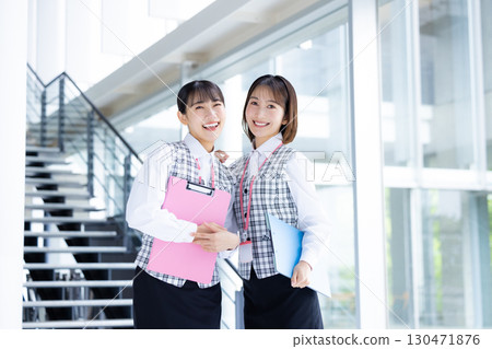 穿著醫務人員制服的女人的畫像 130471876