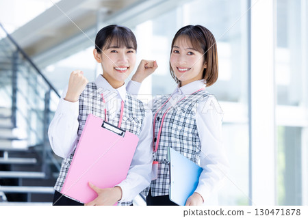 穿著醫務人員制服的女人的畫像 130471878