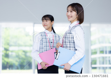 穿著醫務人員制服的女人的畫像 穿著醫務人員制服的女人的畫像 130471881