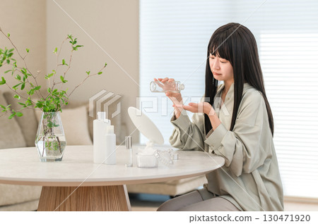 使用保養品滋潤肌膚的女性（不滿意、擔心、肌膚問題） 130471920