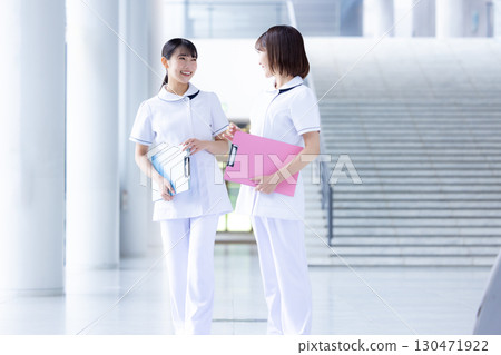 醫療女護理師微笑著說話 醫療女護理師微笑著說話 130471922