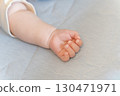 新生兒小手 130471971