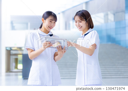 醫療護士女士看著平板電腦 130471974