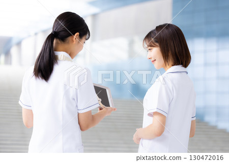 醫療護士女士看著平板電腦 醫療護士女士看著平板電腦 130472016
