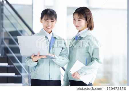 穿著工作服的女商人 穿著工作服的女商人 130472158
