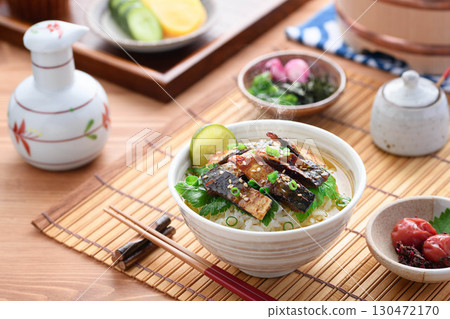 美味鯖魚茶泡飯：一道經典的日本料理，飯上放有烤鯖魚乾，再淋上熱茶。 130472170