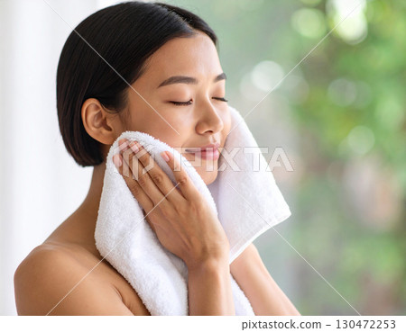 沐浴後的年輕女人 沐浴後的年輕女人 130472253