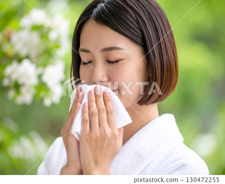 沐浴後的年輕女人 130472255