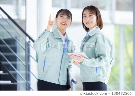 Business woman wearing work clothes 130472505