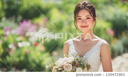Beautiful bride and shining bouquet 130472901