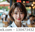 在露天露台咖啡館工作的女員工 130473432