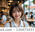 女工作人員在明亮的大窗戶咖啡館工作 130473433