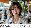 在露天露台咖啡館工作的女員工 130473434
