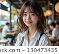 一位穿著圍裙在咖啡館打工的女士 130473435