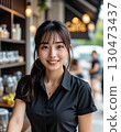 一位身穿黑色襯衫制服的咖啡館女員工 130473437