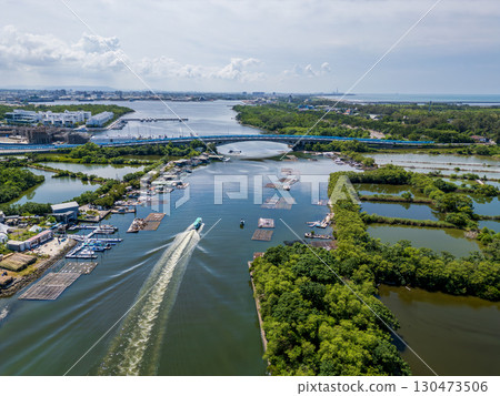 台灣台南市安平區漁光大橋、昆金湖及漁光島海岸線鳥瞰圖 130473506
