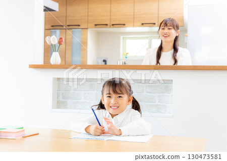 Elementary school girl studying 130473581