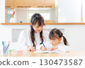 一個女孩和她的母親在客廳學習 130473587
