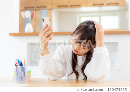 認為的婦女，當觀看智能手機時 130473635