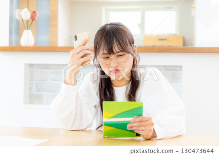 看著存摺的生氣的女人 130473644