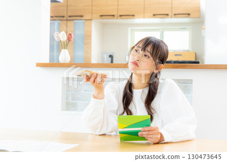 看著存摺的生氣的女人 130473645