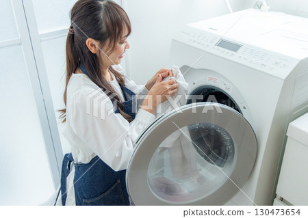 家庭主婦洗衣服 130473654
