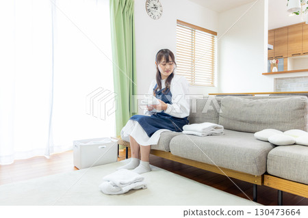 疊衣服的女人 130473664