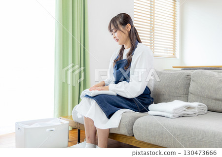 疊衣服的女人 130473666