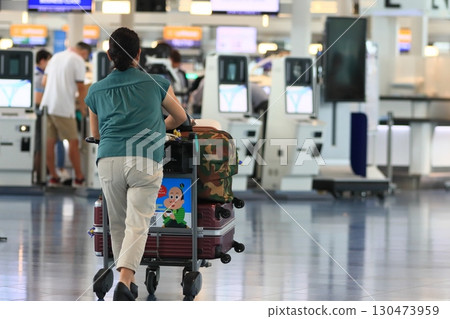 前往羽田機場國際線航廈國際航班櫃檯的外籍旅客 前往羽田機場國際線航廈國際航班櫃檯的外籍旅客 130473959