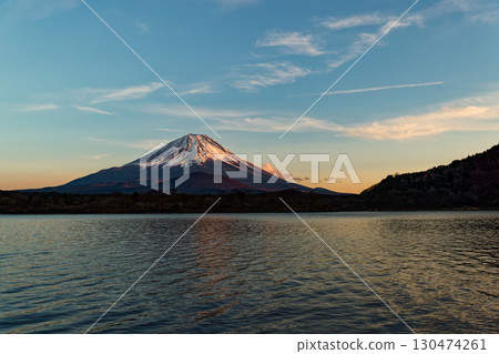 從精進湖眺望黃昏的富士山 130474261