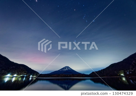 從精進湖畔看到的富士山和冬季星座 130474329