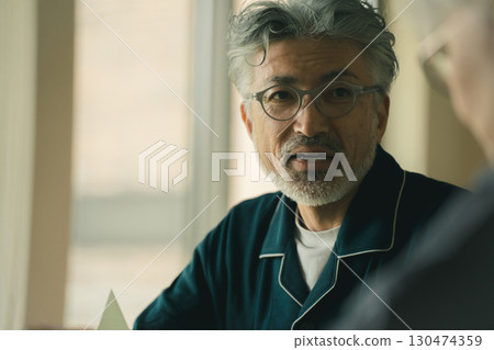 穿著睡衣的老人 130474359