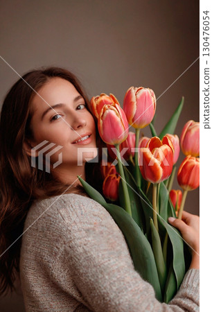 Ai. the photo closeup woman holding tulips Ai. the photo closeup woman holding tulips 130476054
