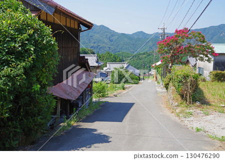Traditional rural scenery (Sakamoto district, Yasusakayama town, Kameyama city, Mie prefecture) 130476290