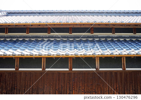 傳統田園風光:古民宅的瓦頂(三重縣龜山市安坂山町坂本地區) 傳統田園風光:古民宅的瓦頂(三重縣龜山市安坂山町坂本地區) 130476296