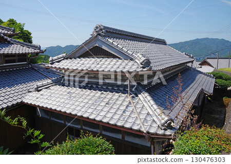 傳統田園風光：古民宅的瓦頂（三重縣龜山市安坂山町坂本地區） 130476303