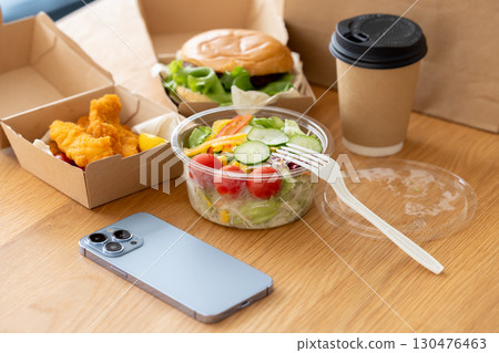 訂購外帶食品(炸雞、沙拉、漢堡) 訂購外帶食品(炸雞、沙拉、漢堡) 130476463