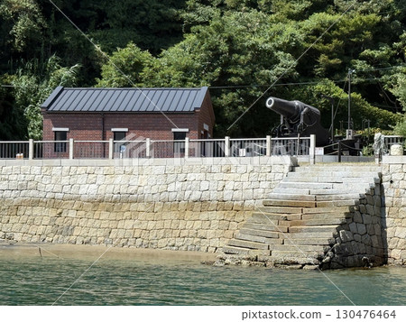 島上的旅遊休息區和榴彈砲 島上的旅遊休息區和榴彈砲 130476464