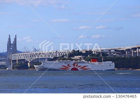 渡輪通過瀨戶大橋 渡輪通過瀨戶大橋 130476465