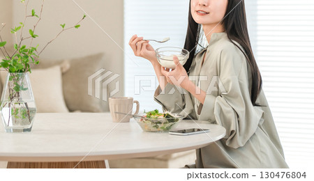 微笑的日本年輕女性服用乳酸菌和早餐酸奶來激活細菌、激活腸道和美容 微笑的日本年輕女性服用乳酸菌和早餐酸奶來激活細菌、激活腸道和美容 130476804