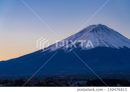 [富士山資料]冬天的早晨從河口湖看到的富士山[山梨縣] 130476813