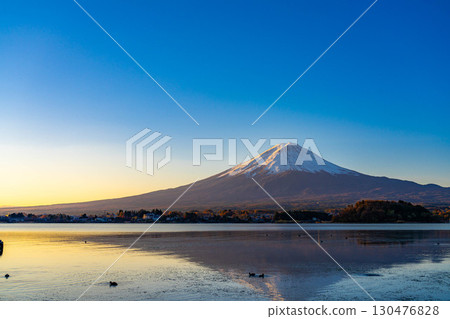 [富士山資料]冬天的早晨從河口湖看到的富士山[山梨縣] 130476828