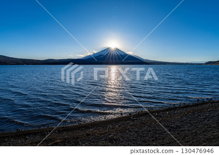 [Mt. Fuji material] Diamond Fuji seen from Lake Yamanaka [Yamanashi Prefecture] 130476946