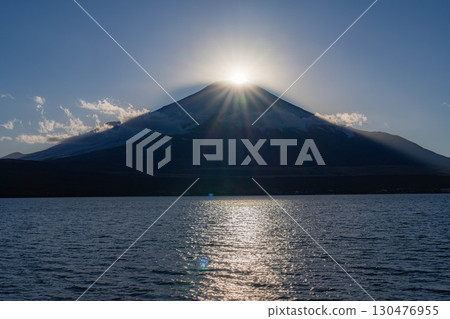 [富士山素材] 從山中湖看到的鑽石富士 [山梨縣] 130476955